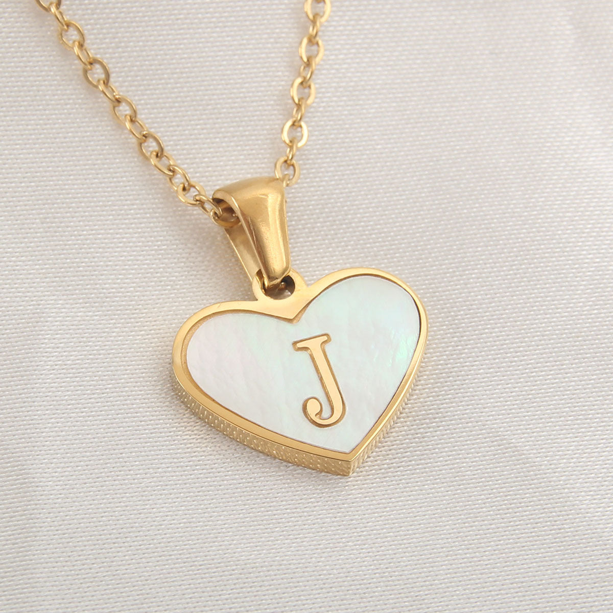 26 Letter Heart-shaped Personalized Necklace White Shell Love Clavicle Chain Fashion