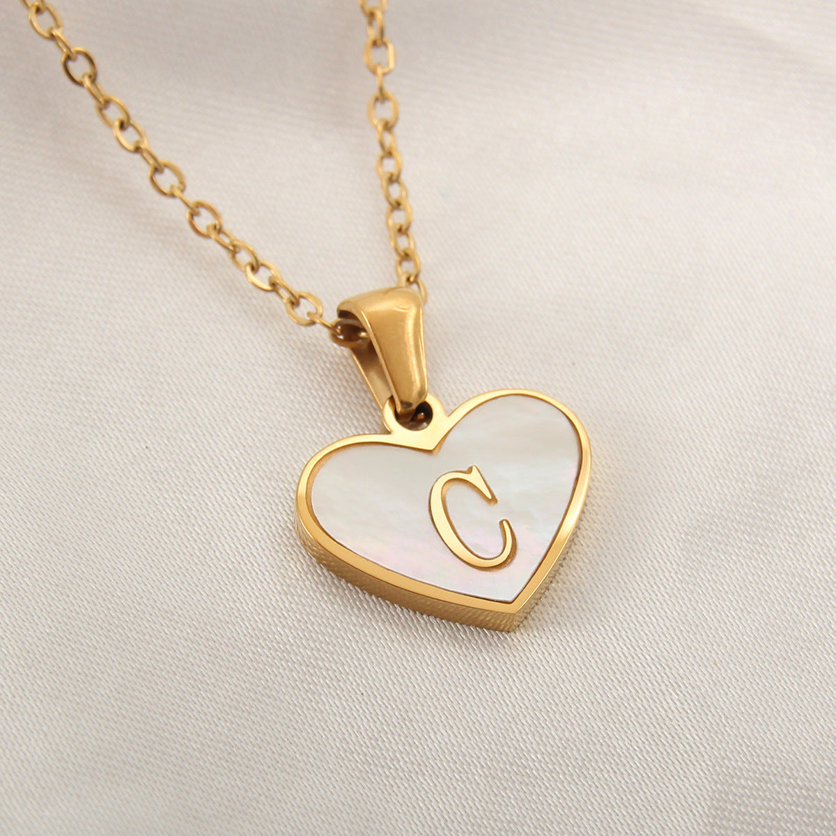 26 Letter Heart-shaped Personalized Necklace White Shell Love Clavicle Chain Fashion