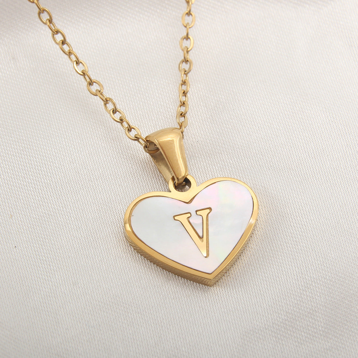 26 Letter Heart-shaped Personalized Necklace White Shell Love Clavicle Chain Fashion