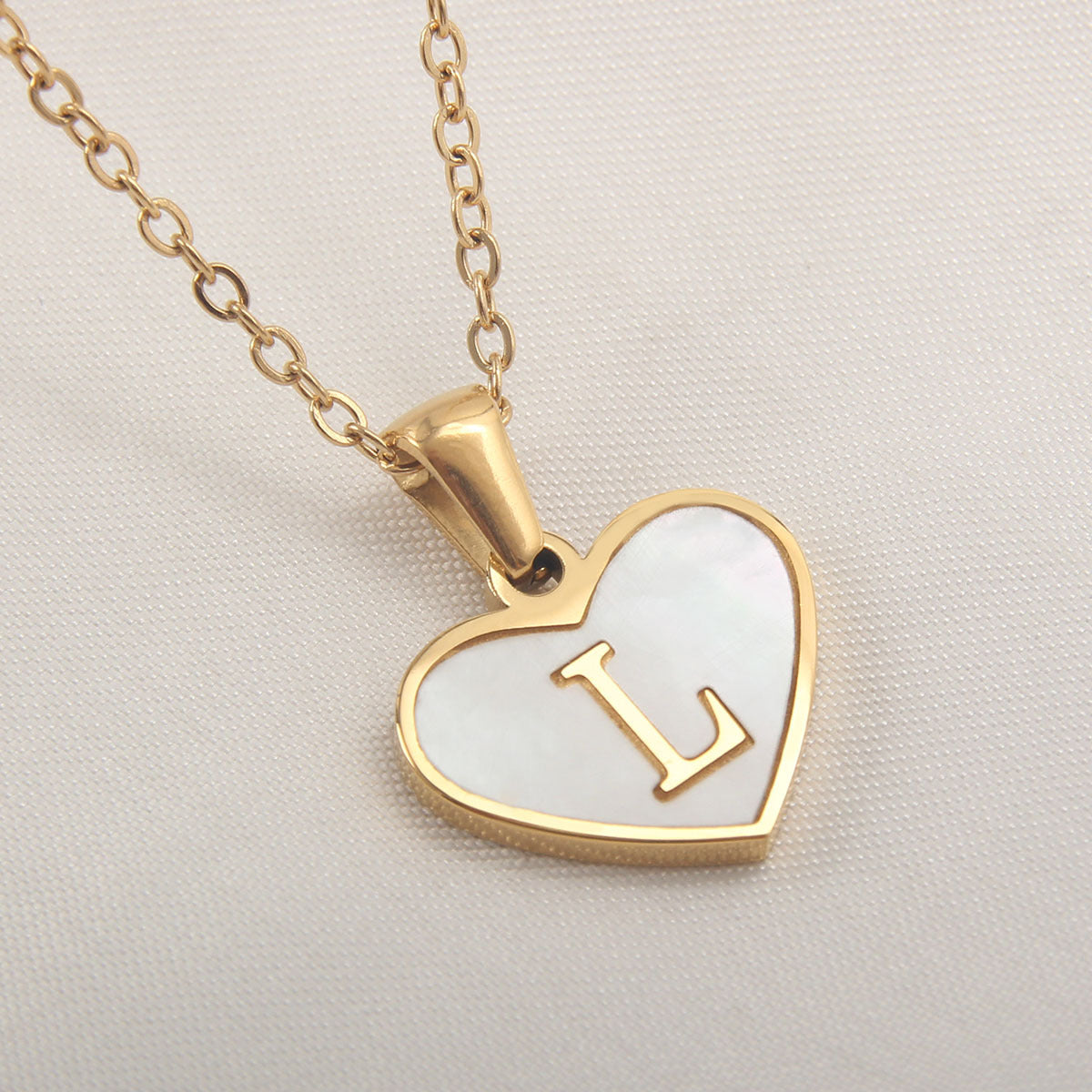 26 Letter Heart-shaped Personalized Necklace White Shell Love Clavicle Chain Fashion