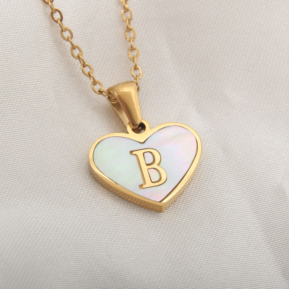 26 Letter Heart-shaped Personalized Necklace White Shell Love Clavicle Chain Fashion