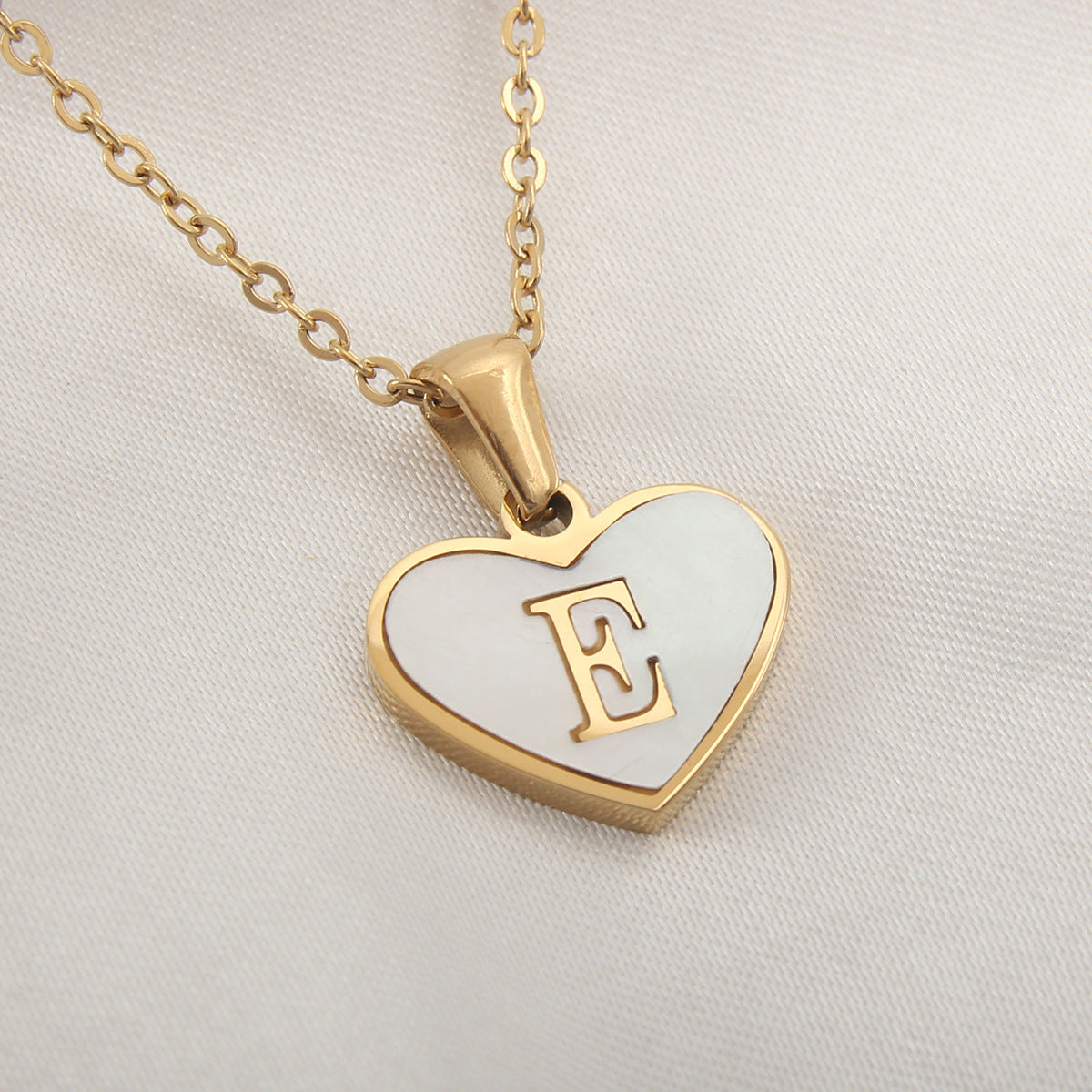 26 Letter Heart-shaped Personalized Necklace White Shell Love Clavicle Chain Fashion